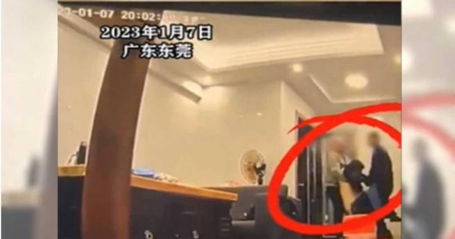 蒋姓男子喝醉后由同事抬回宿舍休息，怎料2小时候室友回到房间发现蒋男已失去生命迹象。（图／撷取自潇湘晨报微博）