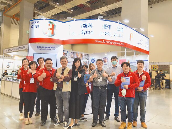 富鸿营运团队由董事长陈福到（前排左三）、总经理张茂和领军（前排左二），擅长智慧自动化与环保设备的创新研发。图／庄富安