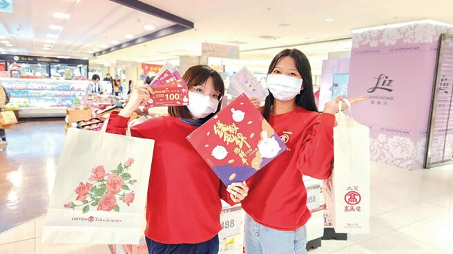 大叶高岛屋春节期间达满额门槛送来店礼，最低888元起；还有刮刮乐抽iPHONE 14、真人财神大富翁同欢。图／大叶高岛屋提供