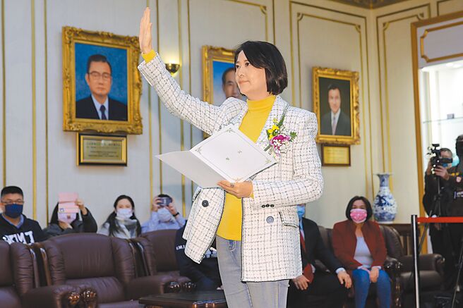 台北市第三选区立委补选当选人、台北市议员王鸿薇16日宣誓就职立委。（黄世麒摄）