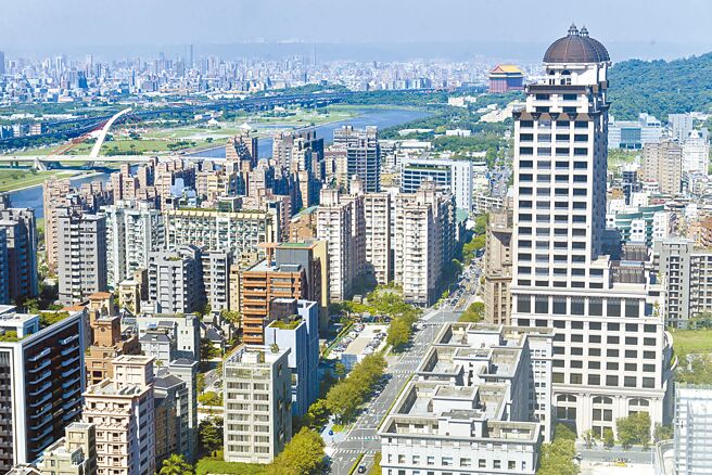 《平均地权条例》修正案力拚上半年上路，不动产联盟总会建议在配套措施皆未完备下，建请政府务必延缓实施。图为大台北地区房地产。（本报资料照片）