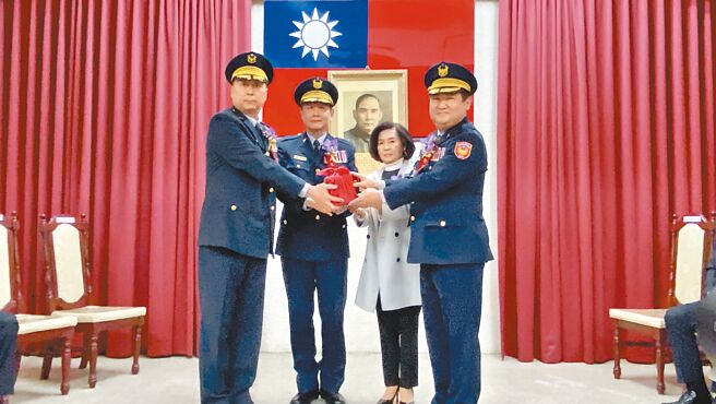 宜蘭縣警察局長16日舉行卸、新任交接，由縣長林姿妙（右二）主持典禮，內政部警政署警政委員周幼偉（左二）監交，原任局長林新晃（左一）調派新北市警察局主祕，遺缺由原任基隆港務警察總隊長林武宏（右一）接任。（吳佩蓉攝）