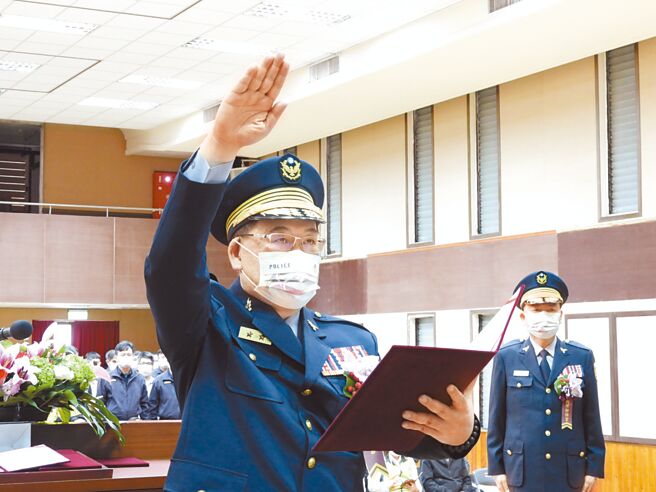 花蓮縣原任警察局長戴崇賢調派台南市警察局副局長，由警政署公共關係室主任呂世明（左）接任新局長，呂世明16日宣誓就職。（羅亦晽攝）