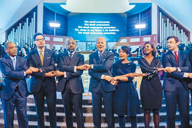 美国总统拜登16日在美国民权领袖金恩博士（Martin Luther King Jr.）的美国自由教堂演说时表示，要持续为这个国家的灵魂而战，这是一场持续不断的奋斗。这是希望与恐惧、善良与残忍、正义与不公正之间持续的缠斗。（摘自美国总统拜登推特）