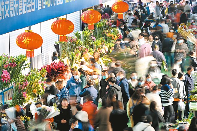 随着疫控措施放宽，在促消费、稳投资等经济动能发力下，不少经济学家看好大陆今年GDP增速有望在5％以上。（中新社）