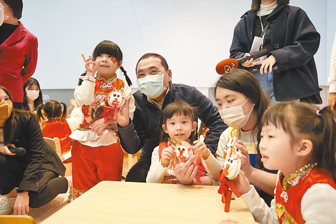 4年前競選時提出「公托翻倍成長」政見達標，新北市長侯友宜昨出席114至120家公托聯合開幕記者會，開心與孩童互動。（陳慰慈攝）