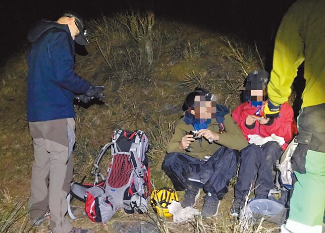 4名男女未带御寒衣物爬3200公尺高山，冷到受不了急求救，消防人员连夜救援。（民眾提供／庄哲权台东传真）