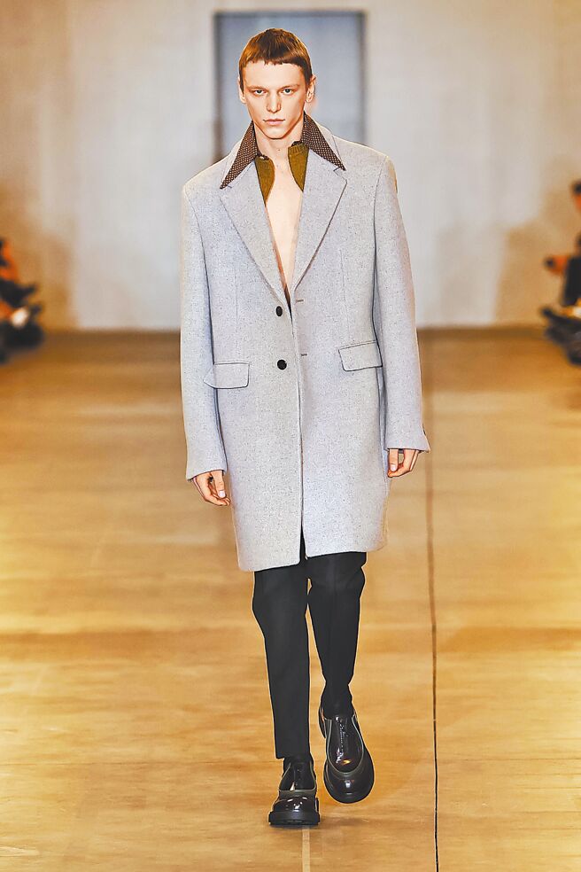 Prada 2023秋冬男裝系列，撞色拼接的尖形領口十分亮眼。（Prada提供）