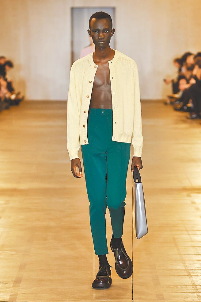 Prada 2023大秀上縮減多餘細節，模特們甚至中空穿上針織衫、西裝等，凸顯服裝輪廓。（Prada提供）