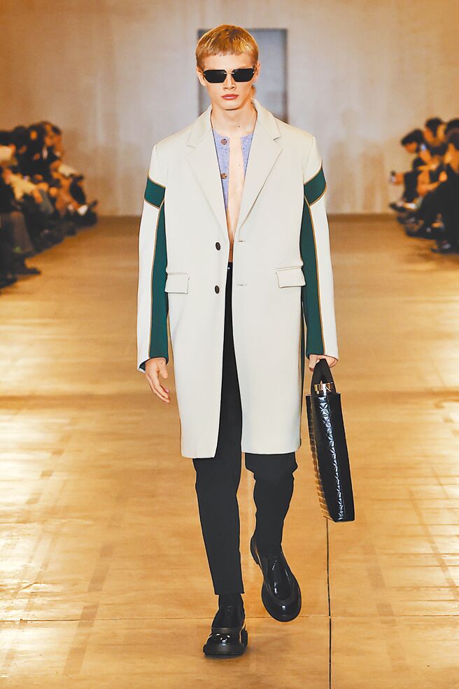Prada 2023秋冬男裝系列以「LET’S TALK ABOUT CLOTHES」為題聚焦服裝輪廓。（Prada提供）