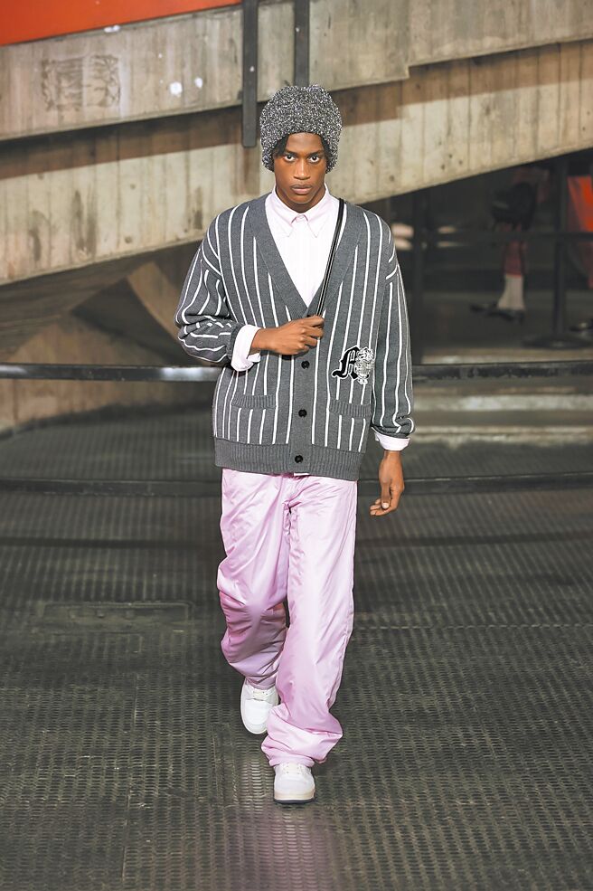 MSGM 2023秋冬男裝系列以「MSGM夢想大學」為題，呈現學院風的設計。（MSGM提供）