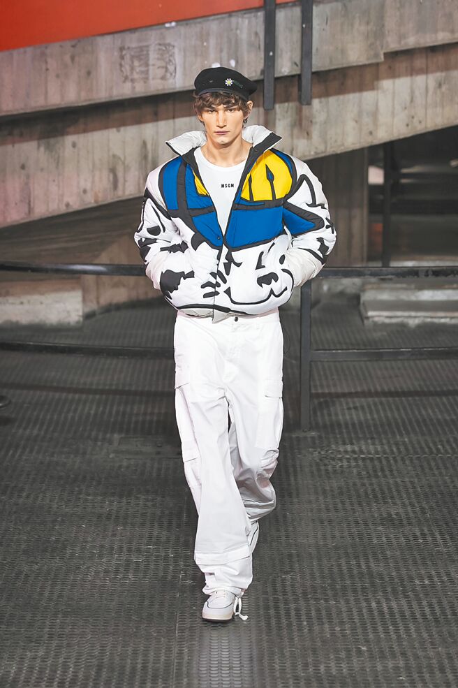 MSGM 2023秋冬男裝系列以校園為題，服裝上也增添如校園吉祥物、校徽等圖樣。（MSGM提供）