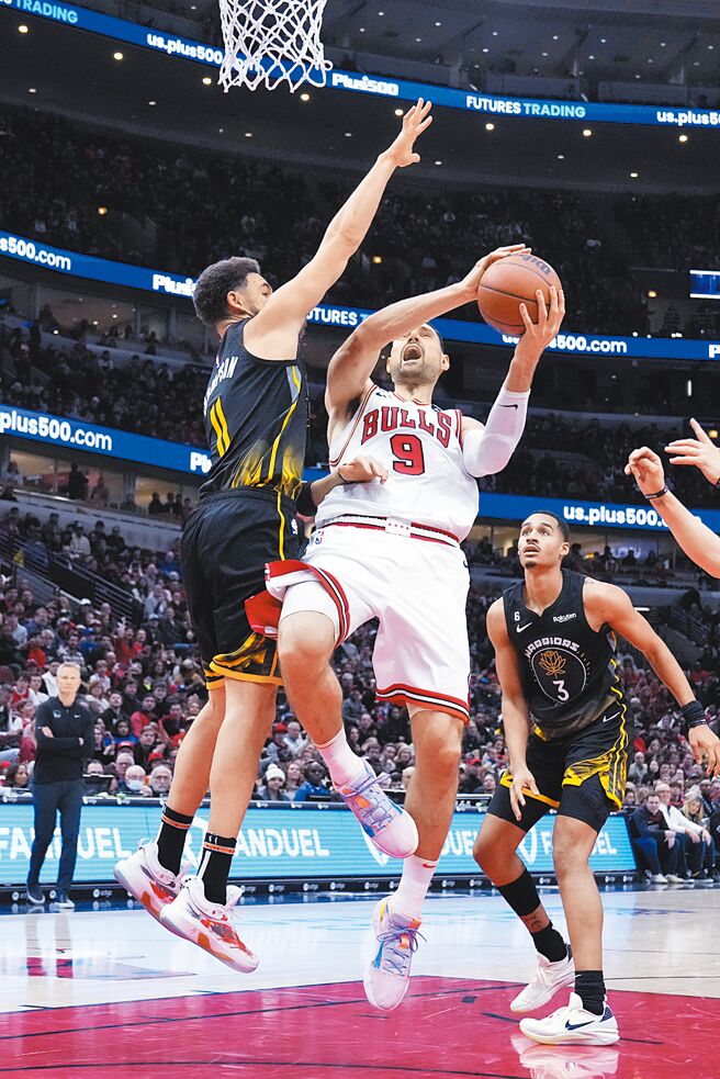 公牛武切维奇试图在勇士克雷汤普生的封阻下投篮。（美联社）