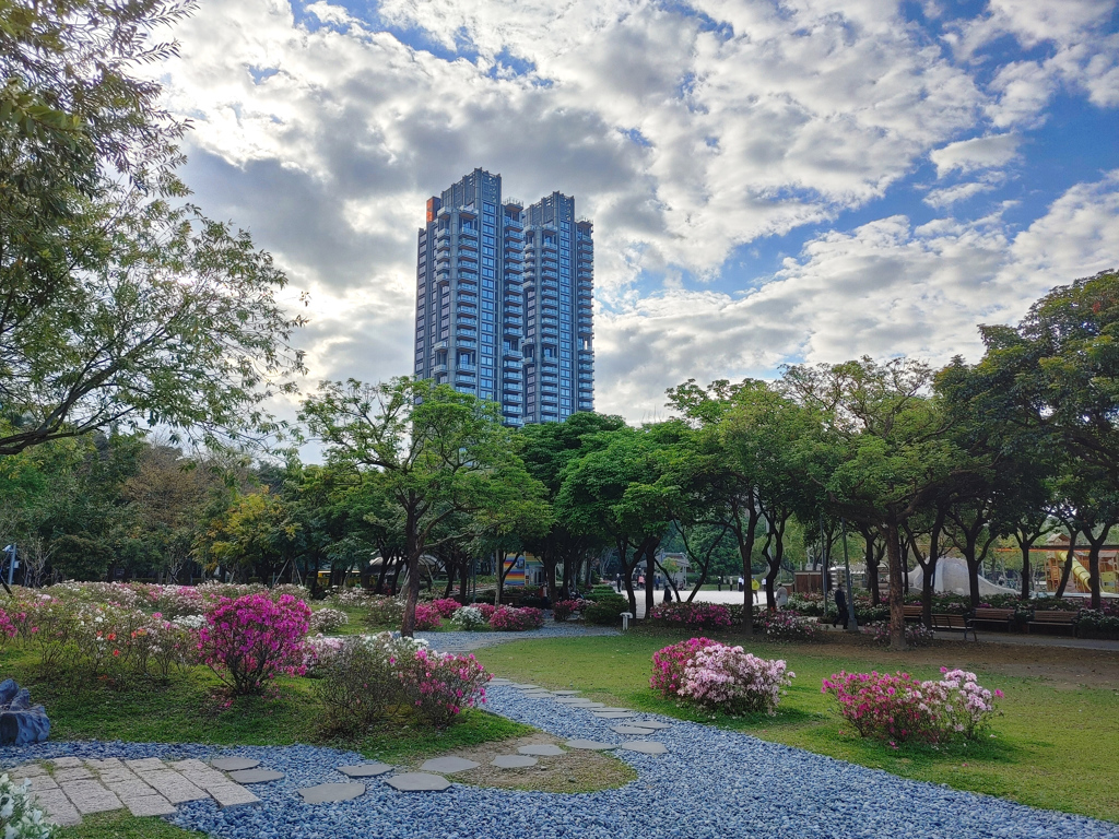 僑外資法人「億錩投資」以貸款方式於去年9月一口氣買下9樓兩戶「One Park Taipei元利信義聯勤」。(圖/台灣房屋提供)