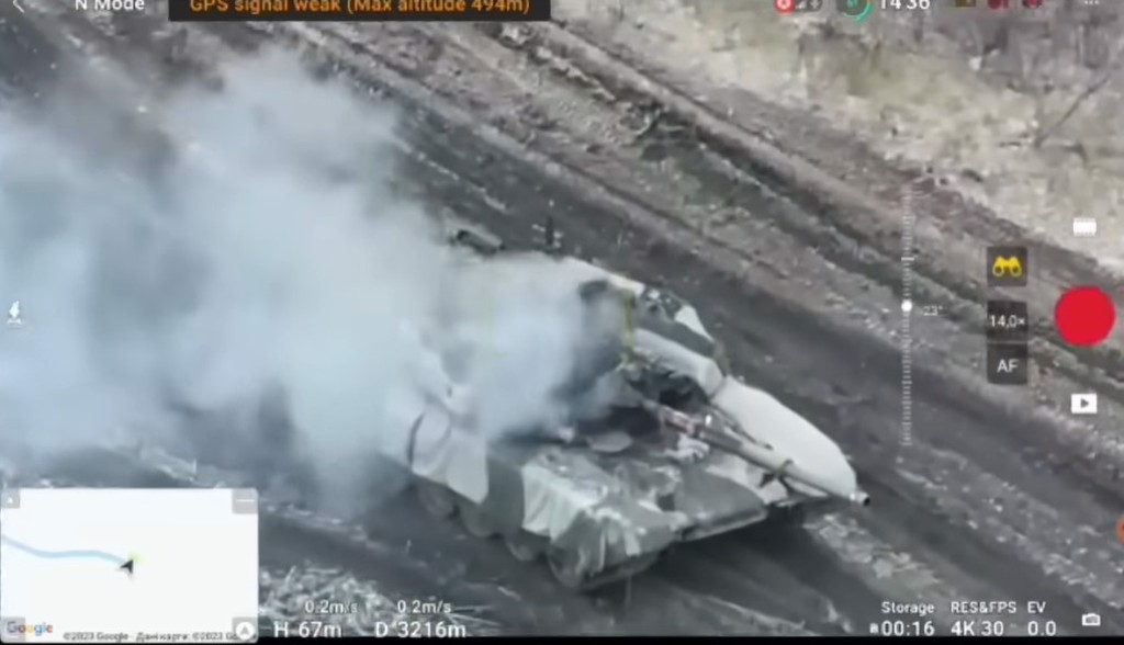 俄羅斯最新銳坦克T-90M，遭到AT4火箭彈擊毀，這型火箭按理說只能擊破輕型裝甲車。(圖/Youtube)