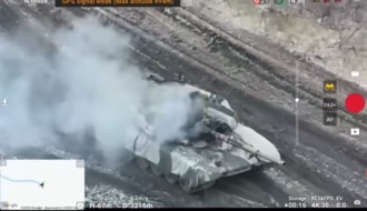 俄國「最強坦克」T-90M 竟被烏克蘭軍以AT4火箭砲炸毀 