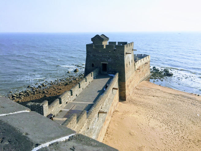 长城尽头「老龙头」乍看像是建在海上，但它其实是筑于潜入海里的岩石带。(图/达志影像)