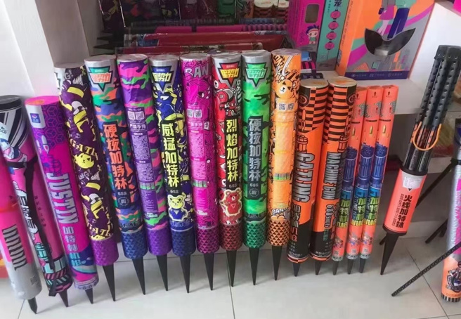 烟火厂商说，加特林烟火生产出来连存入仓库的机会都没有，才下生产线就被等候已久的商家抢走。（图／淘宝网）