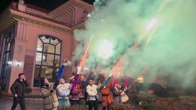 男女老少都在玩加特林，但多人一起玩，火药数量多，火花四射的也颇为危险。（图／搜狗网）