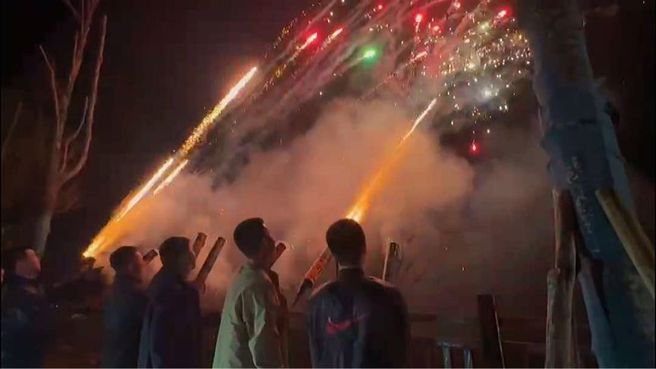 加特林发射时火光四射相当壮观，一阵阵呼啸而出的响声威势惊人，如果聚集在一起施放，场面更是热闹。（图／网路视频截图）