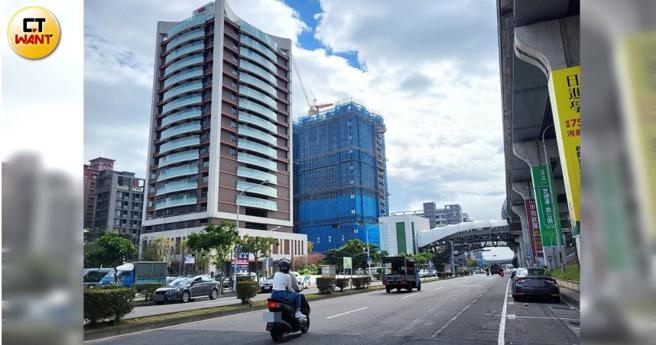 三重机捷旁车水马龙，新建案林立，谁能想到在一旁大桥的缝隙中，竟有人窝居在此。（图／周志龙摄）