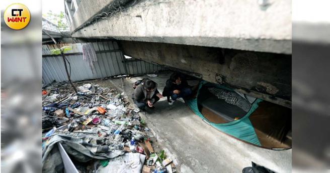 阿国住在这里已有5年时间，儘管帐篷的旁边就是垃圾山，但他每天会进出的家却相当乾净。（图／周志龙摄）