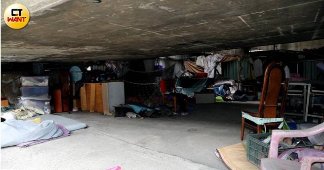 新北三重重新桥桥墩下，一个连腰都直不起来的地方，日前被人发现有人窝居在此。（图／周志龙摄）