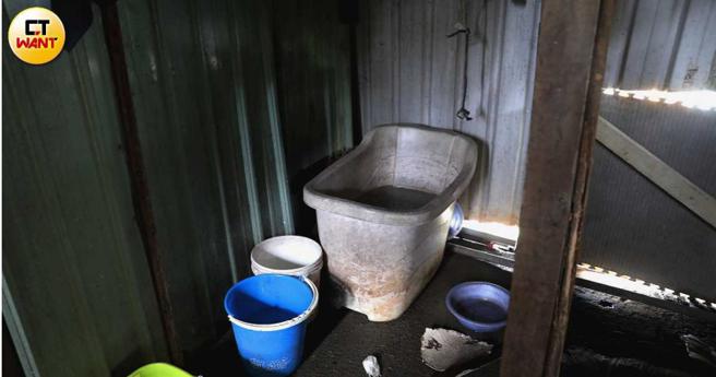 他们用物品简单分割生活区域，摆上几个水桶盛接雨水，就是一个简易的盥洗间。（图／周志龙摄）