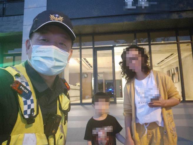 太平警分局新平派出所警員協助找不到媽媽的男童和媽媽團聚。（台中市太平分局提供／馮惠宜台中傳真）