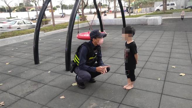 太平警分局新平派出所警員協助找不到媽媽的男童尋找媽媽。（台中市太平分局提供／馮惠宜台中傳真）