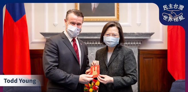 总统蔡英文（右）、美国联邦参议员杨恩（Todd Young）。（图／取自蔡英文脸书）