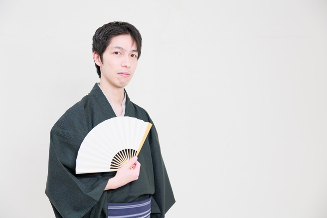 日本一名男子分享3年前後對比照，只見他參加成年禮時神采奕奕，如今他看起來無精打采，變成邋遢大叔。(示意圖/達志影像)