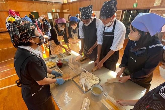 ▲手作田舍寿司体验，好玩又好吃。　图：高知县国际观光课／提供