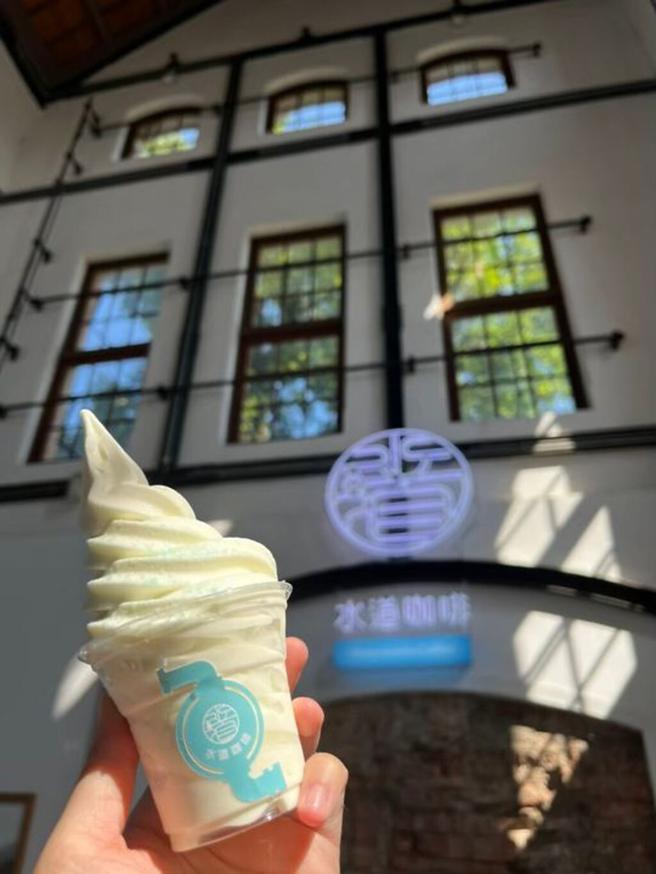 ▲每日限量新年礼-水道咖啡北海道雪盐牛奶霜淇淋。　图：臺南市政府观光旅游局／提供