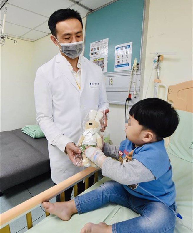 小朋友收到Happy兔小福袋，好开心。（彰化县政府提供／吴敏菁彰化传真）