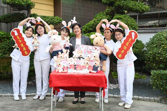 小朋友收到Happy兔小福袋，好开心。（彰化县政府提供／吴敏菁彰化传真）