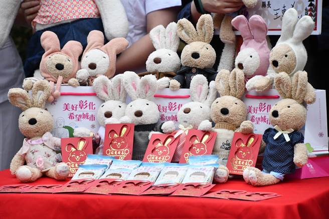 小朋友收到Happy兔小福袋，好开心。（彰化县政府提供／吴敏菁彰化传真）