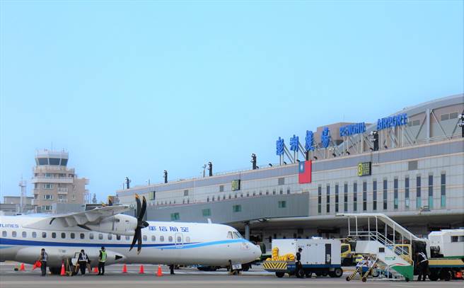 航空公司自主加班或调整放大机型，提供逾13万座位数外，澎湖县政府主动再协调航空公司增开7航班包机，提供1212个机位供输运作业。（本报资料照）