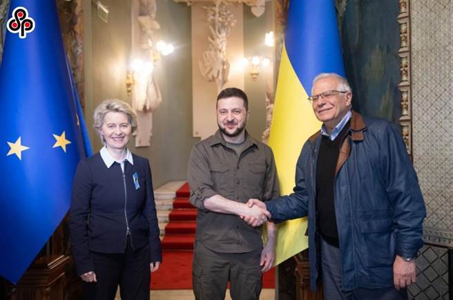 歐盟推新法案與美國拚補貼不尋求與大陸脫鉤。圖為去年4月8日歐盟執委會主席范德賴恩（左）前往基輔拜會烏克蘭總統澤倫斯基（中）。（摘自烏克蘭總統府官網）