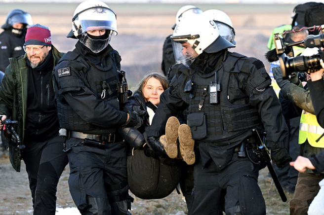 环保少女童贝里（Greta Thunberg）17日在德国矿场抗议时被警察扛走逮捕。（图／美联社）