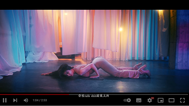 郭书瑶趴地露蜜桃臀。（图／翻摄自郭书瑶 yaokuo Youtube）