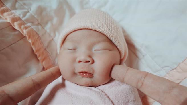 蔡嘉茵帮女儿取名「樊内」，谐音「烦捏」相当幽默。（宁聚力提供）