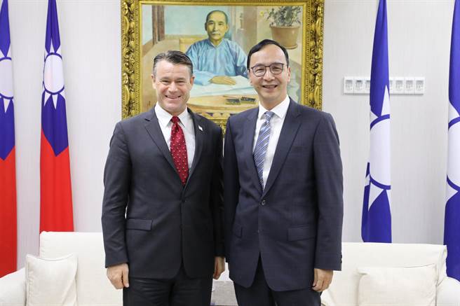 美国联邦参议员杨恩（Todd Young）及其国防外交幕僚团队昨天傍晚拜会国民党主席朱立伦，国民党今表示，双方就眾多议题深度交换意见，过程中谈及全球半导体产业与供应链议题，朱重申，台积电就是在过去国民党执政时期规画创办。（国民党提供）