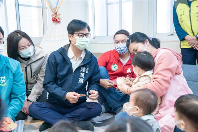 2023農曆春節即將到來，高雄市長陳其邁今天上午特地到前金區公共托嬰中心發放兔年小紅包，並與公托幼兒及托育人員歡唱新年快樂歌，提早分享過年的喜氣。(林雅惠攝)