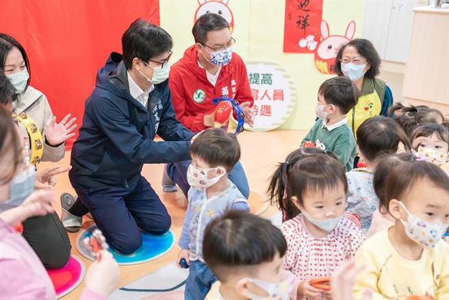 2023農曆春節即將到來，高雄市長陳其邁今天上午特地到前金區公共托嬰中心發放兔年小紅包，並與公托幼兒及托育人員歡唱新年快樂歌，提早分享過年的喜氣。(林雅惠攝)