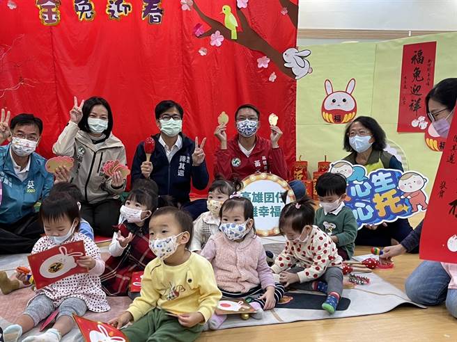 2023農曆春節即將到來，高雄市長陳其邁今天上午特地到前金區公共托嬰中心發放兔年小紅包，並與公托幼兒及托育人員歡唱新年快樂歌，提早分享過年的喜氣。(林雅惠攝)