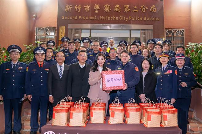 新竹市長高虹安與議長許修睿等人赴新竹市警局第二分局，致贈新春慰問禮品。（新竹市政府提供／王惠慧新竹傳真）