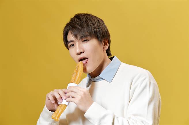 AV男优成宫仁吐舌轻啜「油条」 极品身材大放送电翻粉丝 - 娱乐 - 中时