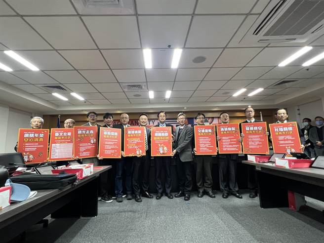 桃園市長張善政18日主持農曆年前最後一次市政會議，宣布8大類春節局處不打烊政策。(蔡依珍攝)