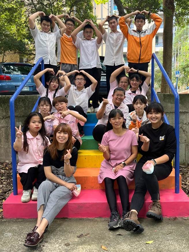 苗栗农工餐饮服务科学生将校园楼梯彩绘。（苗栗农工提供／李京升苗栗传真）